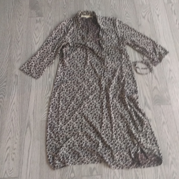 Beautiful dress by Studio🌸🌼🍀 - Picture 3 of 16